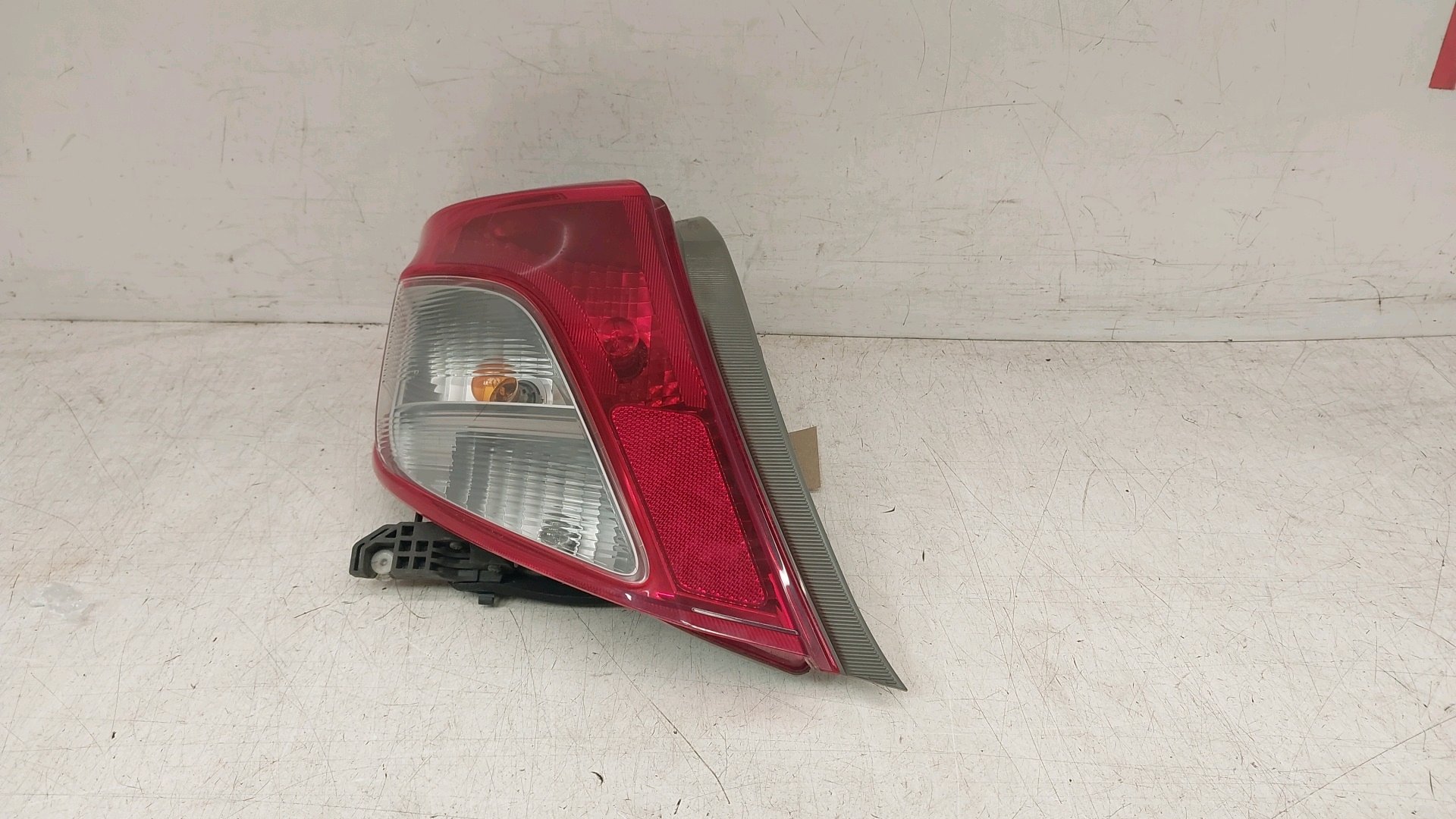 TOYOTA YARIS REAR LIGHT LEFT PASSENGER 2011 MK3 XP130 HATCHBACK 815610D370