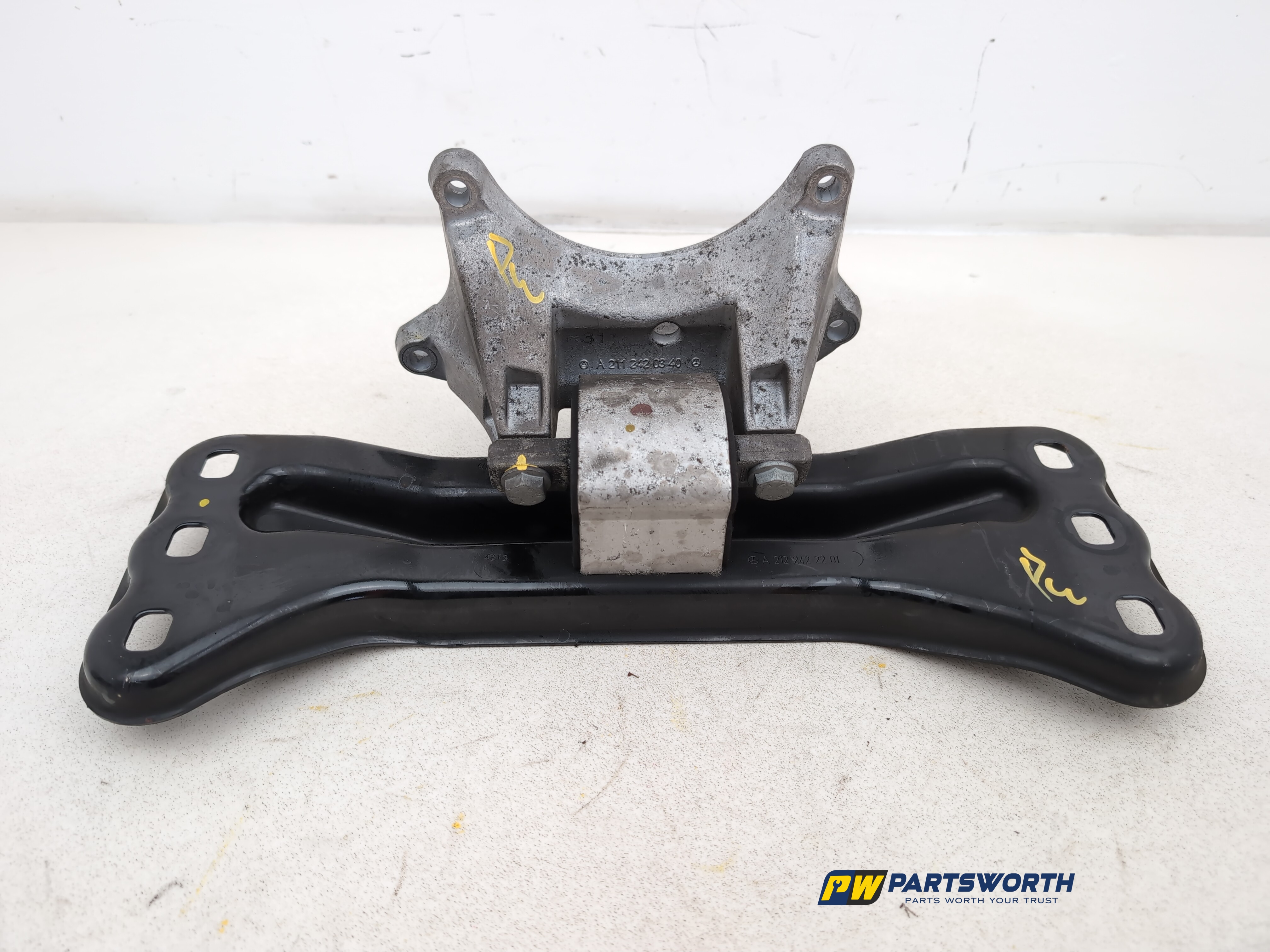 MERCEDES-BENZ E-CLASS AMG SPORT W212 TRANSMISSION MOUNTING BRACKET A2122422201