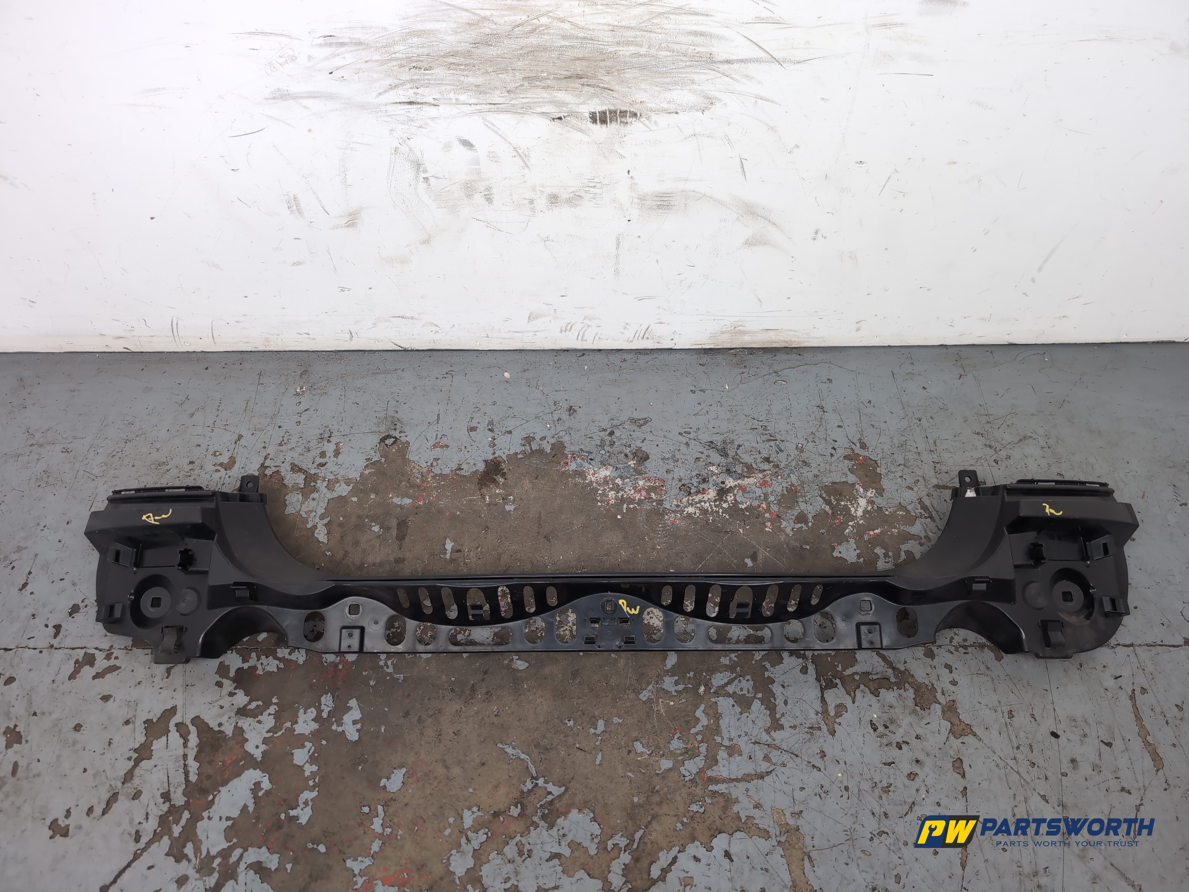 BMW 5 SERIES 520D SE AUTO F10 REAR BUMPER BRACKET GUIDE MOUNT CENTRE 7184766
