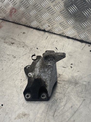 BMW E90 2.0D N47 2011 ENGINE MOUNT SUPPORT BRACKET 13807610 nr6257