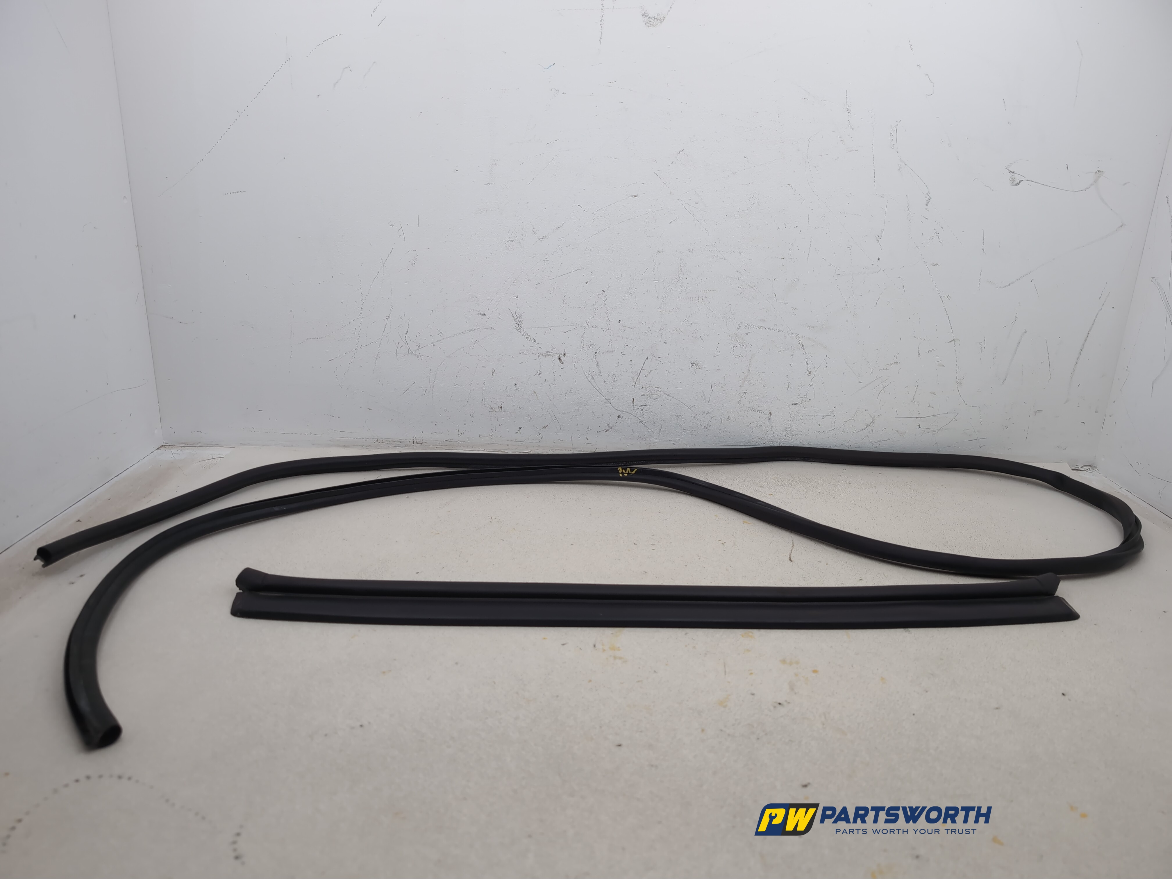 BMW 6 SERIES 640D M SPORT F13 RUBBER BONNET SEAL STRIP 7211920 2012-2018