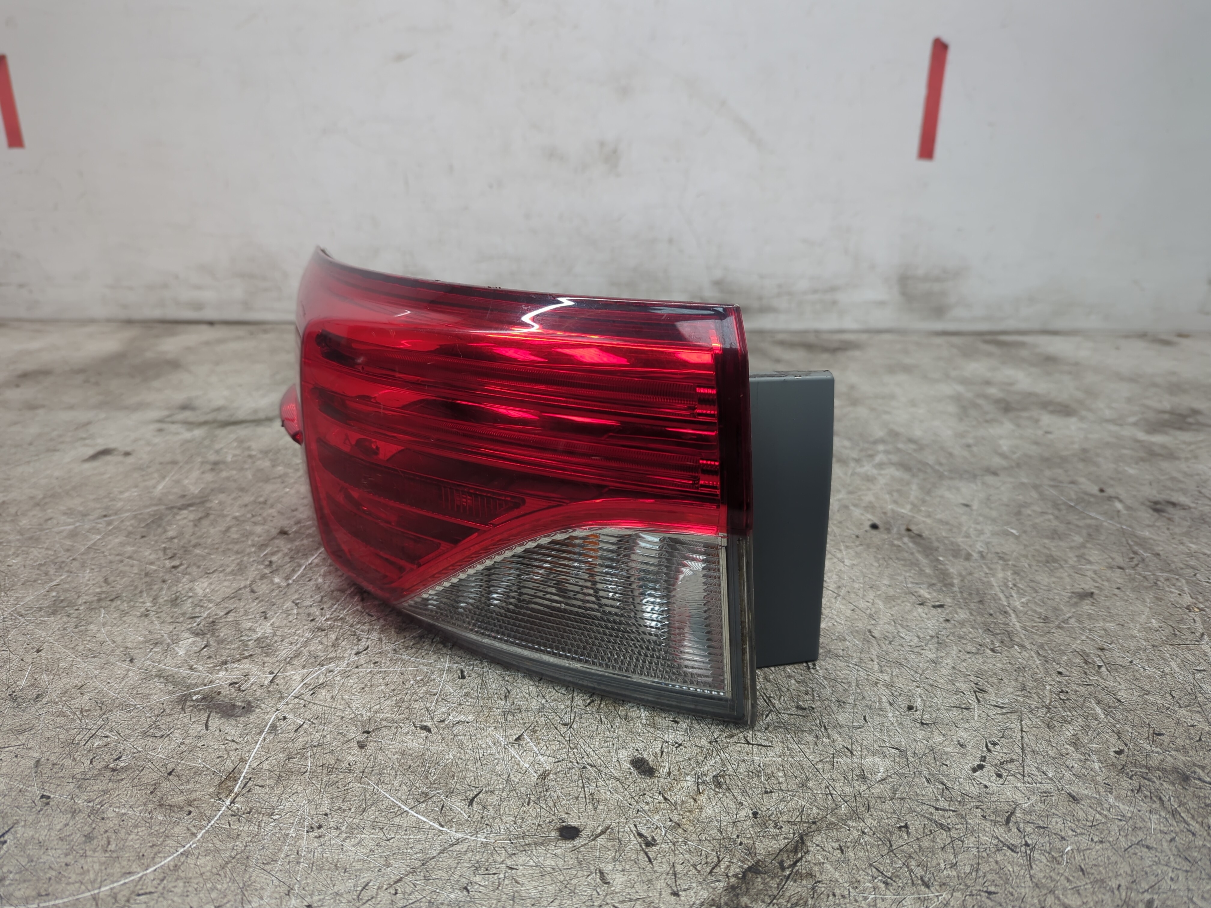 TOYOTA AVENSIS LEFT TAILLIGHT 2014 5 DOORS ESTATE 8156005290
